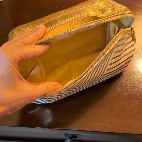 Shiseido Gold and White Patterned Makeup Or Cosmetic Bag, NWT - Picture 6 of 6
